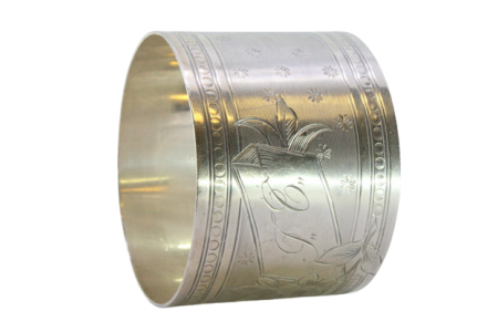 Argola de guardanapo em prata com motivos florais gravados envolvendo cartela para monograma.